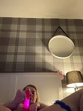 Stripchat sex cam CutieCurvyGirlxo