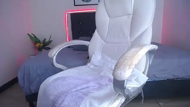 Stripchat sex cam selena_yourmilf